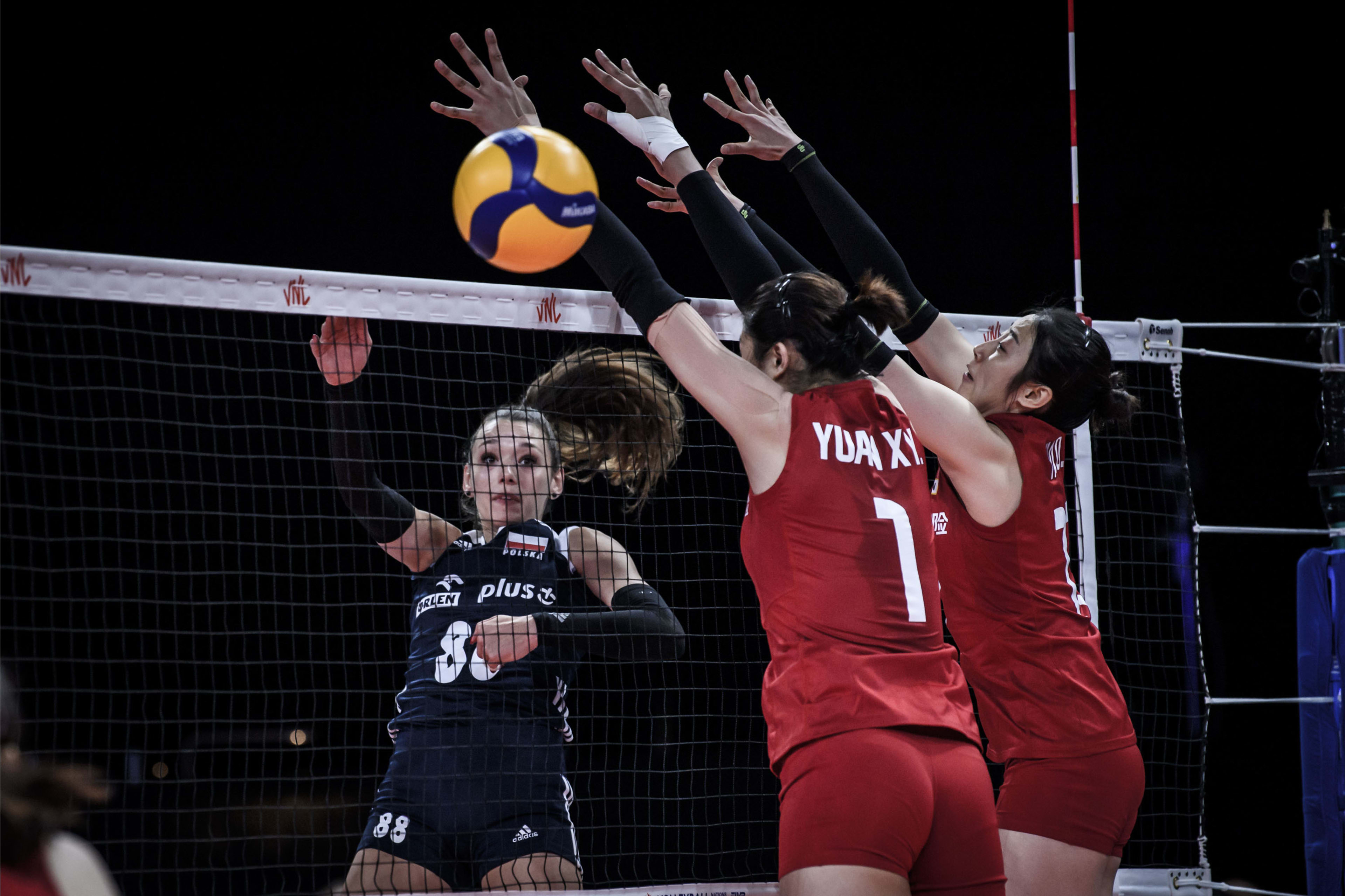 爱游戏娱乐-波兰队逆转中国队，梁靖崑统治全场