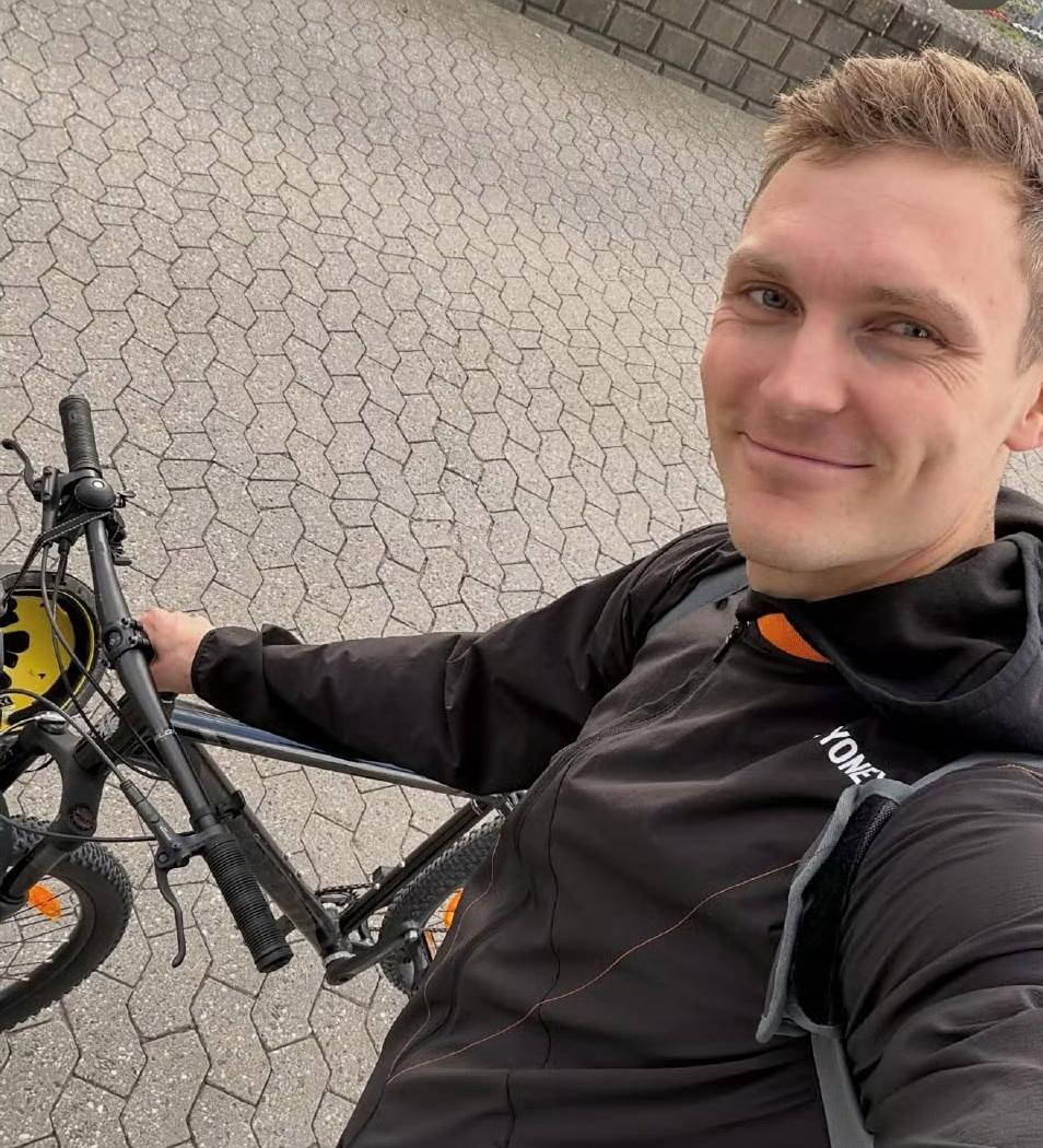 爱游戏官网-印尼队完胜日本队，安赛龙点燃赛场